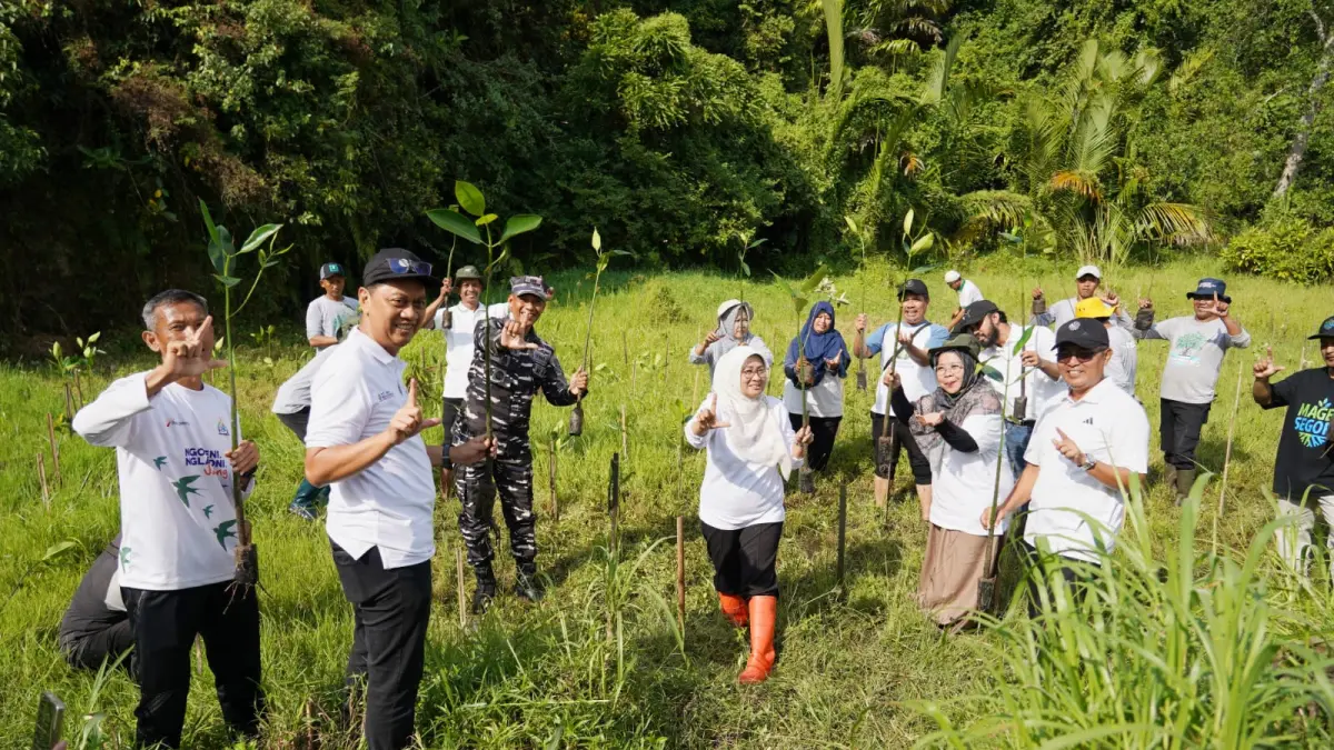 Bupati Kebumen Lilis Nuryani memimpin gerakan penanaman pohon bersama di Pantai Logending, Kecamatan Ayah. (Dokumentasi Prokopim Kebumen)
