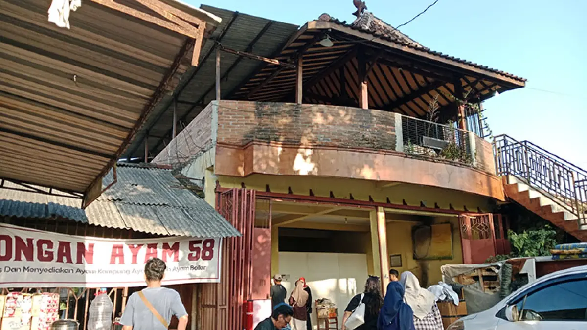 DISEDIAKAN CAMILAN DAN KOPI: Kondisi rumah Mutfiana di Seyegan yang terus didatangi banyak orang karena terus munculnya titik api. (Delima Purnamasari/Radar Jogja)