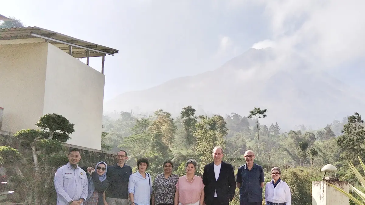Dubes Prancis untuk Indonesia bersama CEO IRD saat mengunjungi Pos Pengamatan Gunung Merapi Babadan, Sabtu (6/6).