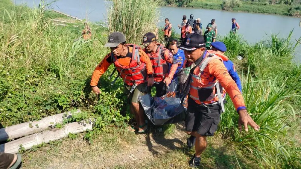 EVAKUASI: Tim SAR gabungan sedang mengevakuasi korban laka sungai Minggu (7/6). (Dokumentasi Linmas Jogo Segoro Satpol PP Bantul Pantai Samas-Pantai Baru)