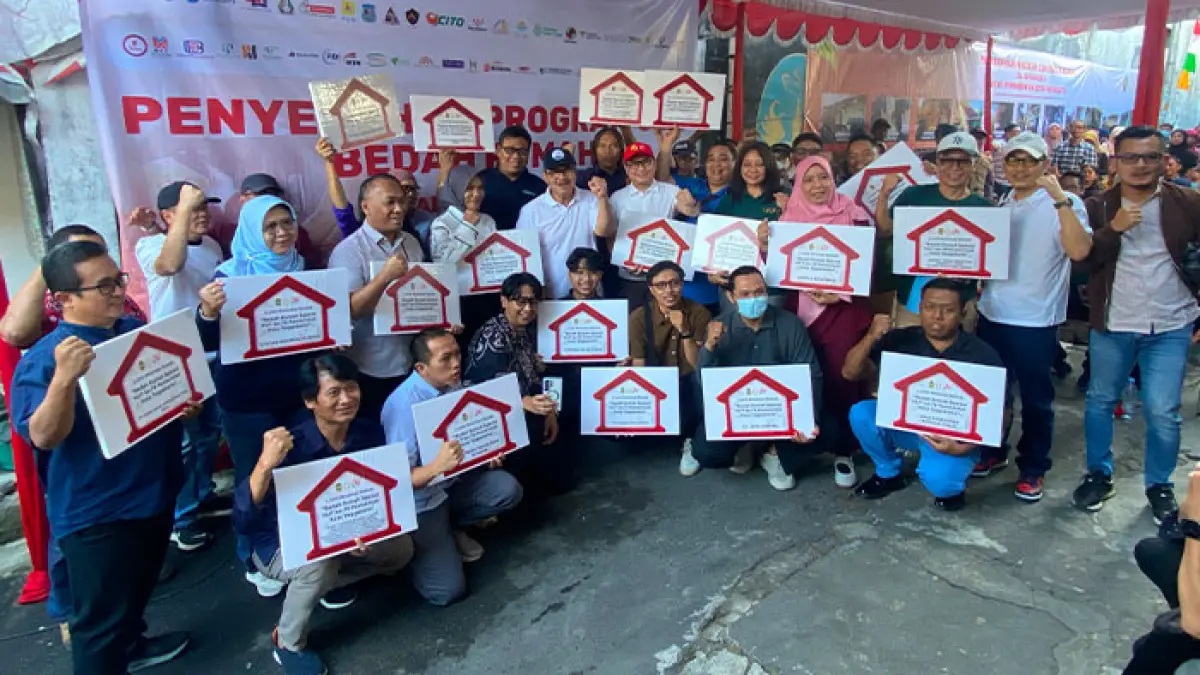 GOTONG ROYONG: Pemkot Jogja dengan sekitar 50 lembaga melakukan perbaikan rumah warga yang dinilai tidak layak. (Rizky Wahyu/Radar Jogja)