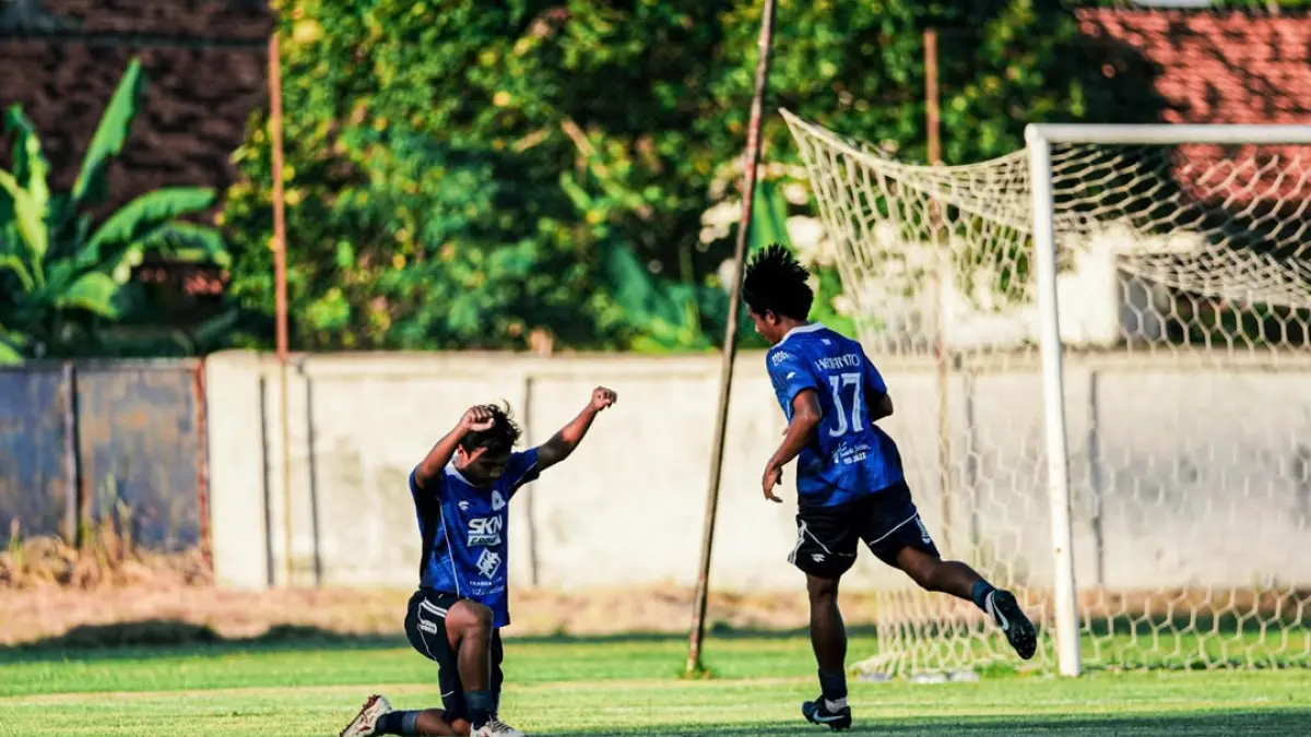 Pemain Persak Kebumen merayakan kebahagiaan setelah berhasil mencetak gol ke kandang Persikos Kota Sorong dalam laga krusial babak penyisihan Liga 4 Piala Presiden. (Dokumentasi Persak Kebumen)