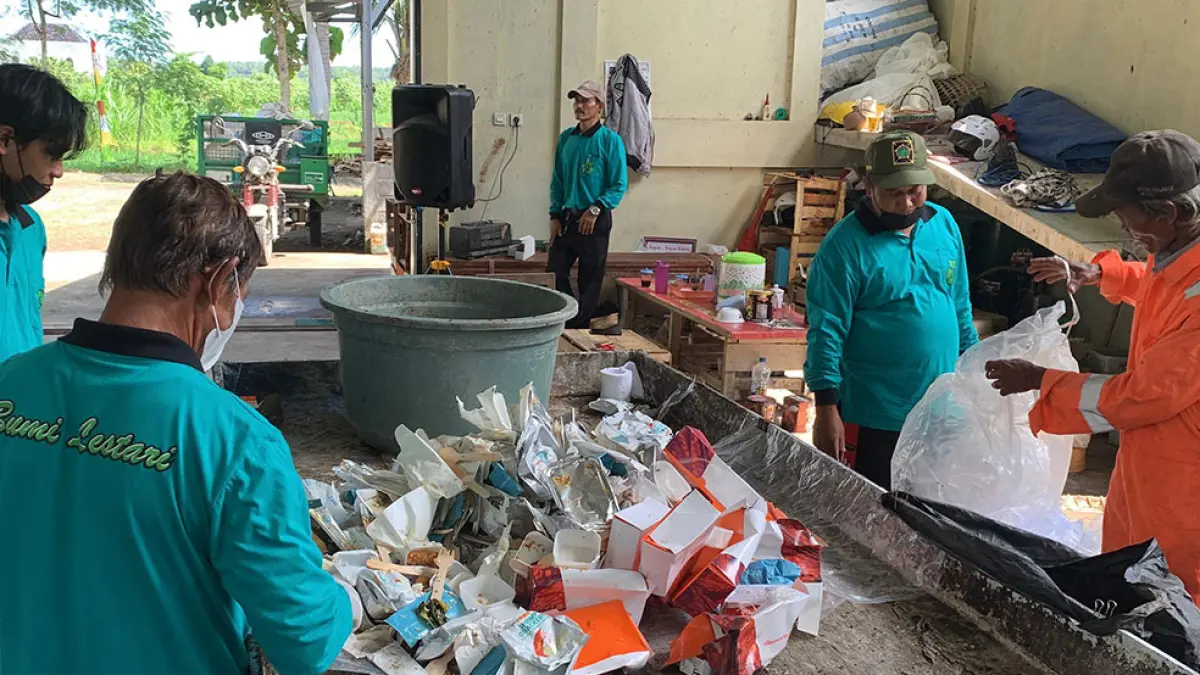 PEMILAHAN: Personel Bank Sampah Kulwaru Bantul memilah sisa makanan dari kotak kertas. ANOM BAGASKORO/RADAR JOGJA
