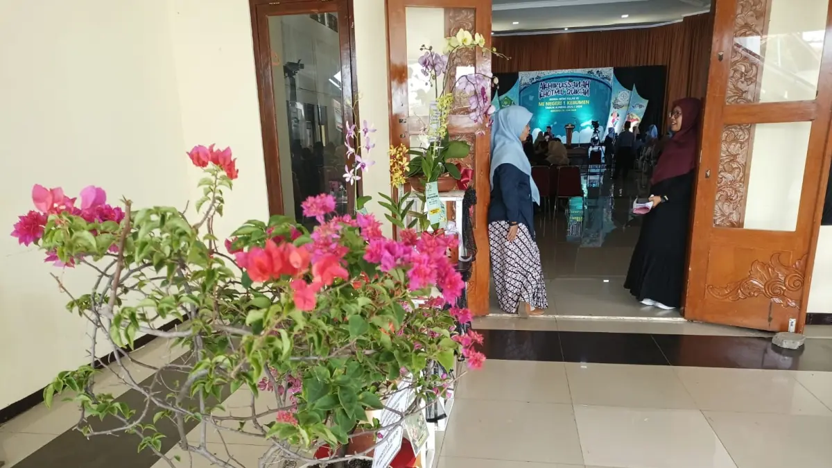 Tanaman hias sebagai pengganti tanaman bunga berjejer saat prosesi kelulusan atau purnawidya siswa kelas 6 MIN 1 Kebumen yang berlangsung di Gedung Setda Kebumen. (M Hafied/Radar Jogja)