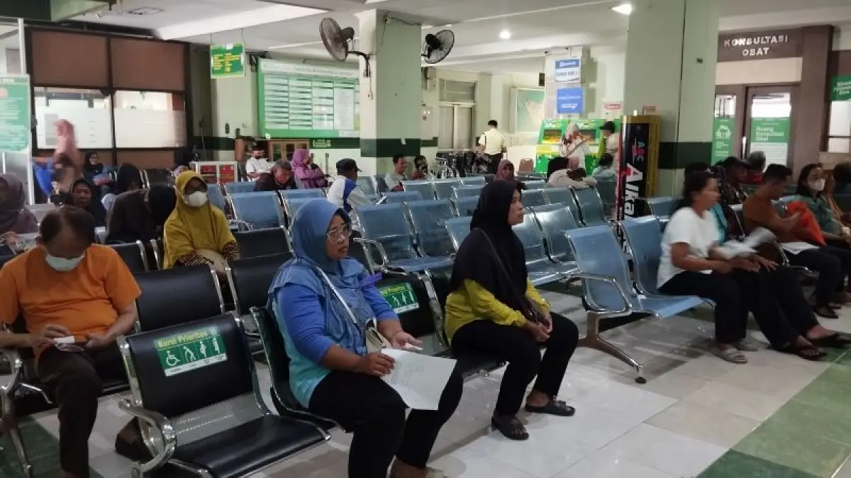 ANTRE: Para pasien sedang menunggu antrean di RSUD Panembahan Senopati. Saat ini, kasus TBC di Bantul mencapai 475 kasus, dewan minta adanya sosialisasi. (Cintia&nbsp;Yuliani/Radar Jogja)