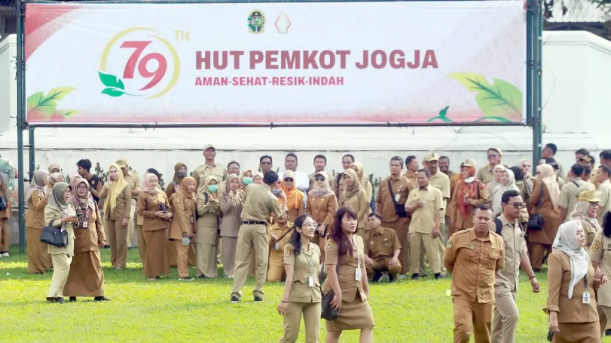 ‎ASN membubarkan diri seusai upacara HUT ke-79 Pemkot Jogja bertemakan ASRI (Aman, Sehat, Resik, dan Indah) di Halaman Balai Kota Jogja, kemarin (8/6). Guntur Aga Tirtana/Radar Jogja
