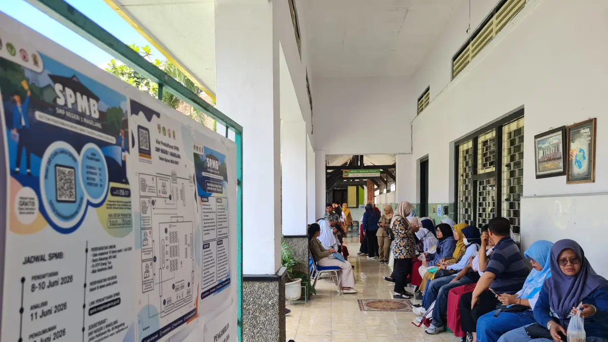 Banyak orang tua yang mengantar anaknya untuk mendaftar sekolah di SMPN 1 Magelang, Senin (8/6).