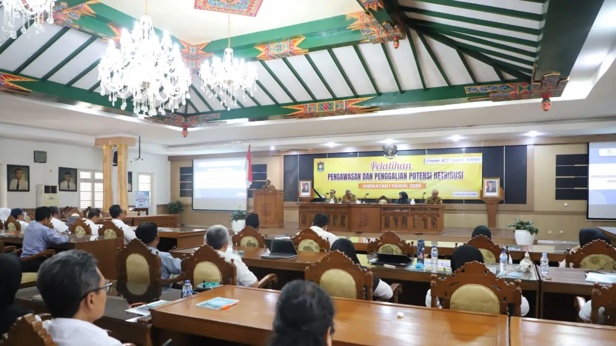 Bupati Purworejo Yuli Hastuti membuka pelatihan bagi ASN yang berkecimpung pada sektor pegelolaan pendapatan daerah. Pelatihan berlangsung di Ruang Arahiwang Setda Purworejo, Senin (8/6). (Dokumentasi Prokopim Purworejo)
