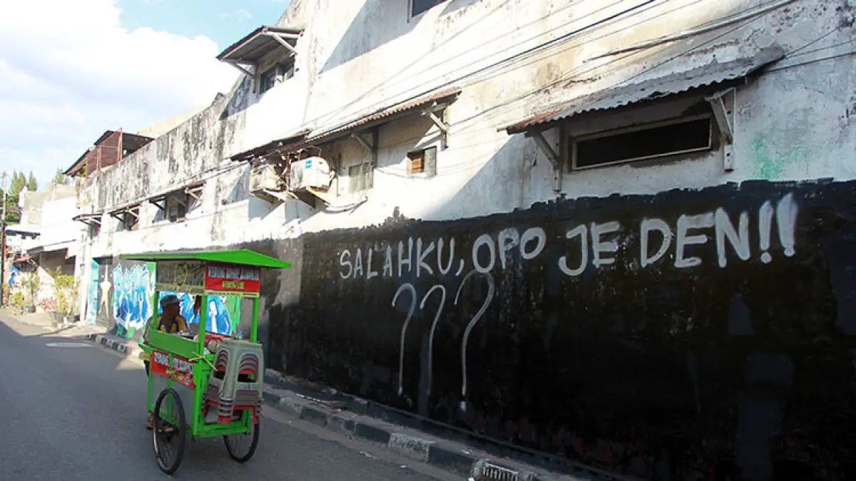 DICAT HITAM:Cat warna gepap menghapus narasi kritik berbunyi ’Usut Tuntas Korupsi Mandala Krida’. Sementara mural yang bertuliskan ’PSIM Jogja’ dibiarkan utuh tanpa disentuh. (Foto: Guntur Aga Tirtana/Radar Jogja)
