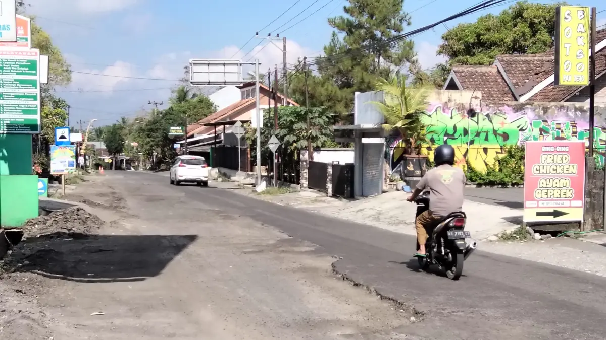Kondisi ruas Jalan Salam-Ngluwar terlihat rusak parah, sehingga pengguna jalan harus berhati-hati saat melintas.