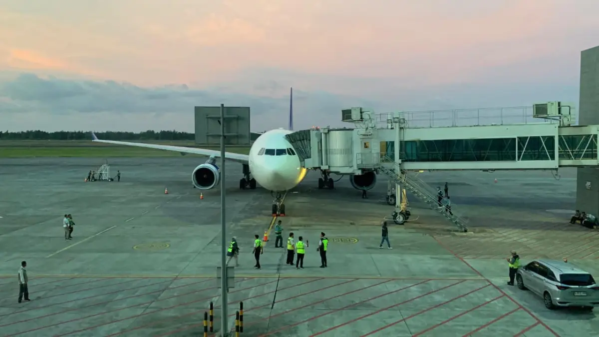 LANDING: Pesawat milik maskapai Garuda Indonesia terparkir di area Bandara YIA. (ANOM BAGASKORO/RADAR JOGJA)