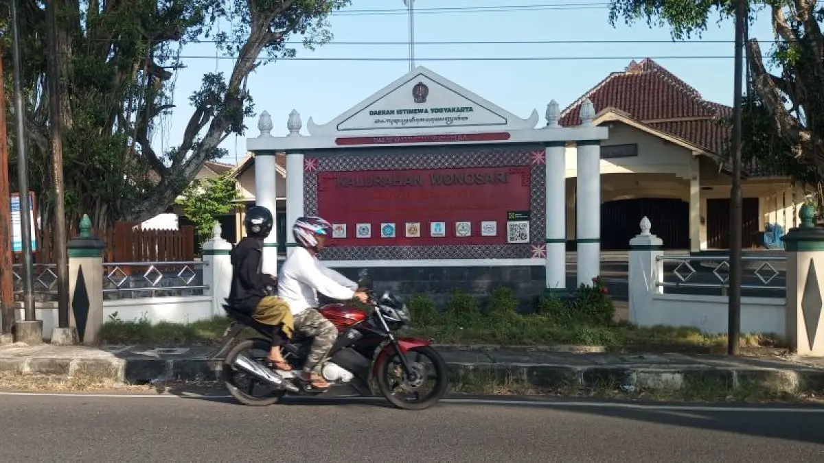 LENGANG: Pengendara sepeda motor sedang melintas di depan Balai Kalurahan Wonosari. (Yusuf Bastiar/Radar Jogja)