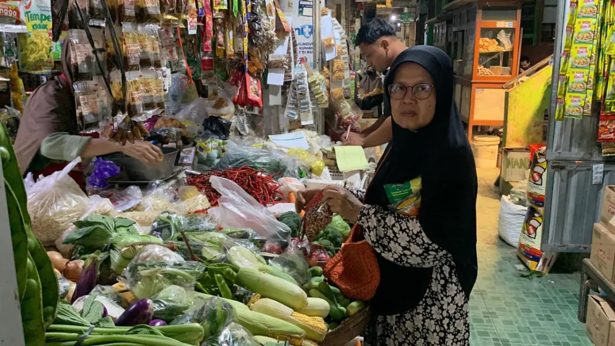 MEMILIH: Pembeli di Pasar Wates memilih sayur yang hendak dibeli. (ANOM BAGASKORO/RADAR JOGJA)