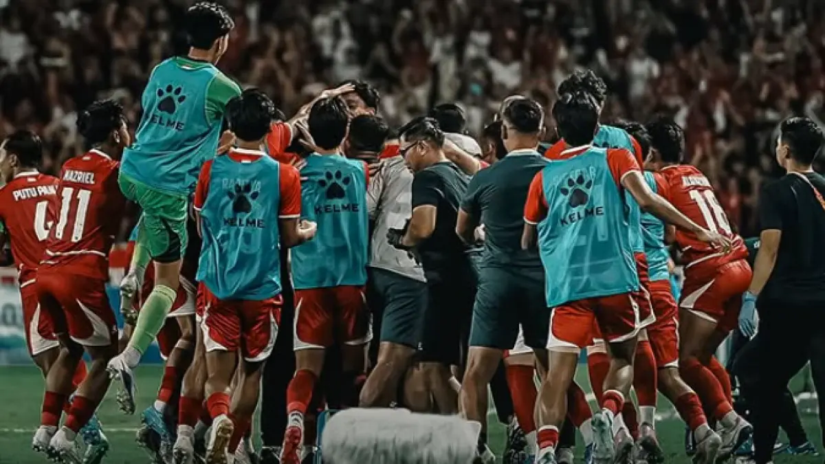 Para pemain dan staff tim nasional Indonesia U19 rayakan kemenangan atas Vietnam U19 untuk memastikan tiket babak semifinal Piala AFF U19 2026 pada Minggu (7/6) malam. (Instagram timnas indonesia)