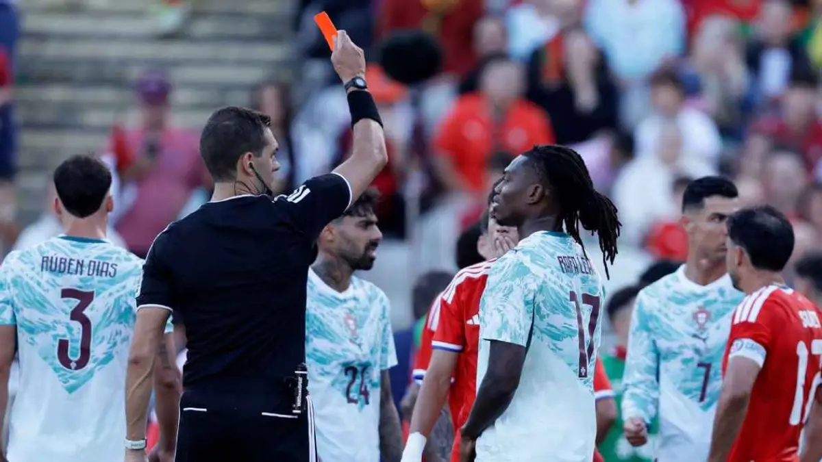 Penyerang Portugal, Rafael Leao diganjar kartu merah dalam laga persahabatan Portugal melawan Chile. (getty images)