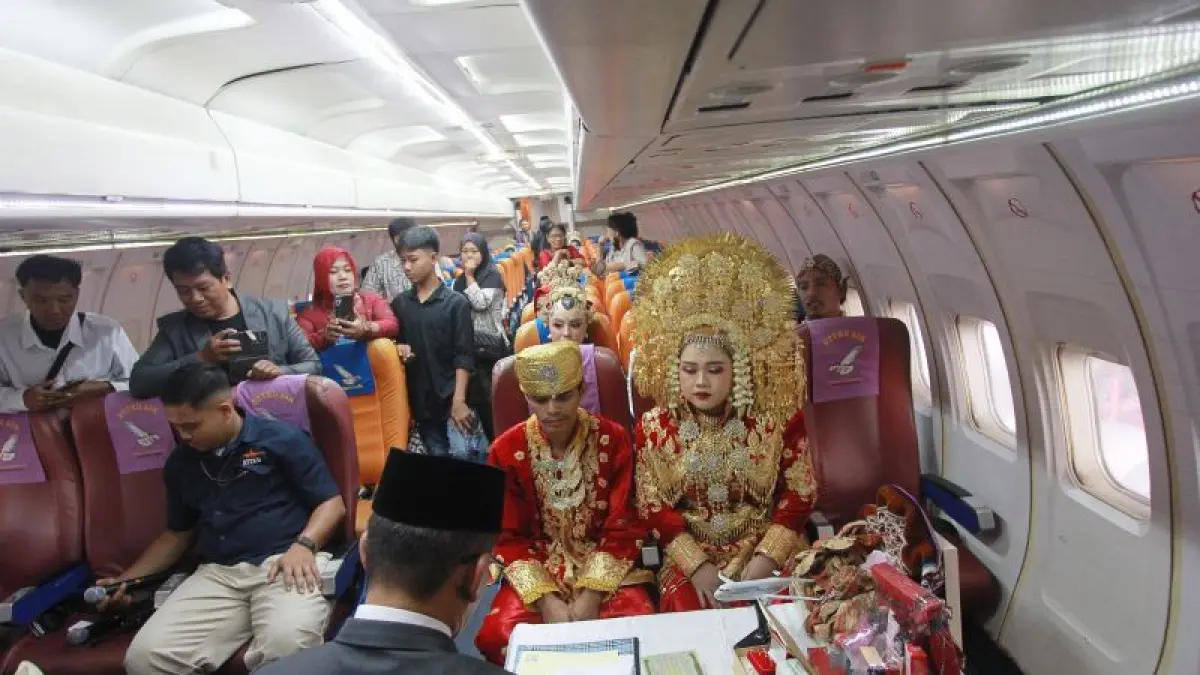 UNIK: Pasangan pengantin sedang melangsungkan akad nikah dalam pesawat di STTKD Jogjakarta Senin (8/6).&nbsp;(Guntur Aga Tirtana/Radar Jogja)