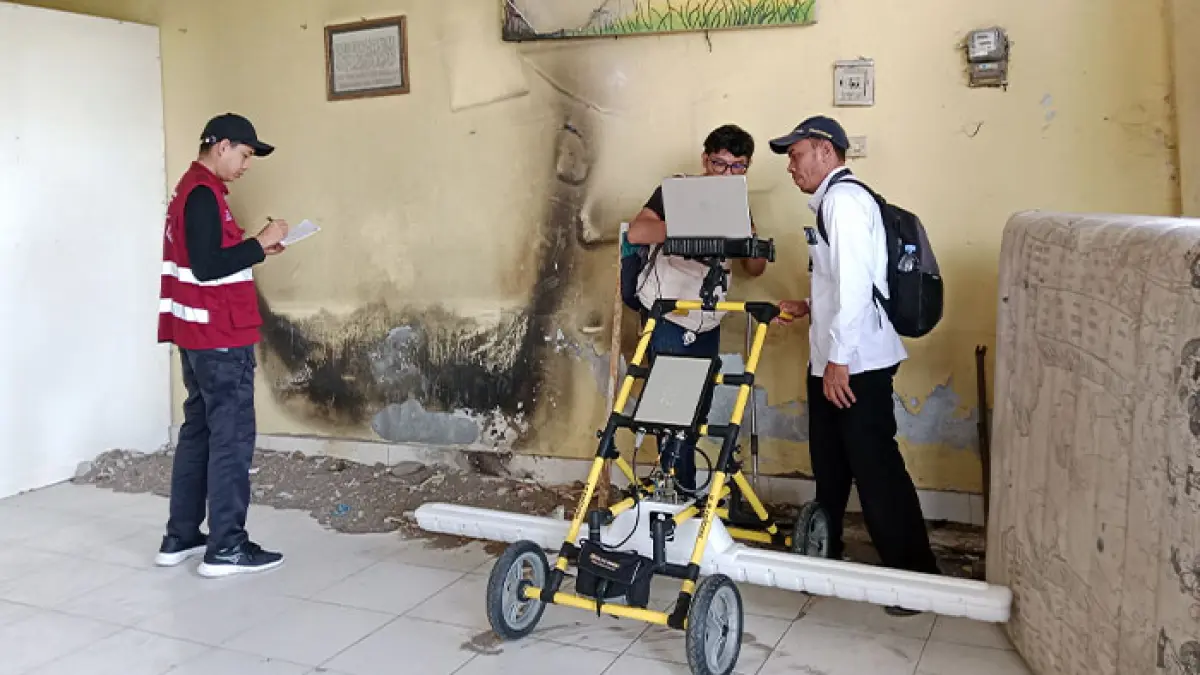 UPAYA UNGKAP: Proses pengambilan data dengan alat georadar oleh peneliti UGM. (Delima Purnamasari/Radar Jogja)