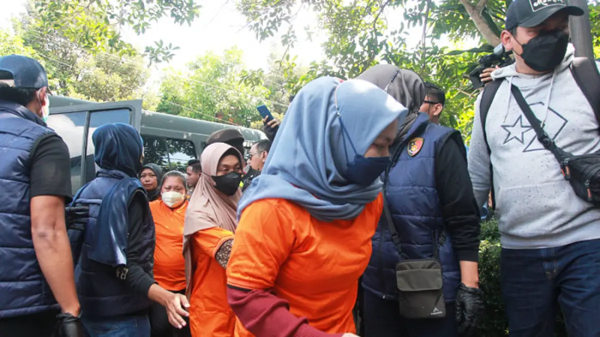 Polisi menggelar rekonstruksi kasus kekerasan terhadap anak di daycare Little Aresha, Umbulharjo, Kota Jogja, Selasa (9/6/2026). Sebanyak 13 tersangka yang terdiri atas pengurus yayasan dan pengasuh dihadirkan untuk memperagakan sejumlah adegan dalam perkara tersebut. (Guntur Aga Tirtana/Radar Jogja)