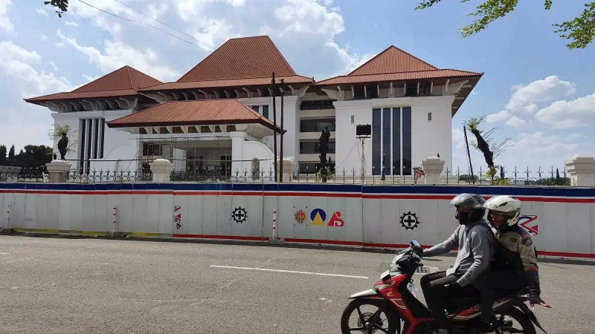 Gedung DPRD DIY yang berada di jalan Kenari masih dalam proses akhir pembangunan. (Fahmi Fahriza/Radar Jogja)