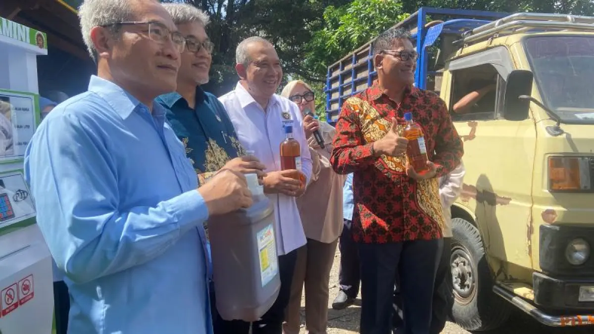 INI LHO: Bupati Bantul Abdul Halim Muslih sedang memegang petasol, bahan bakar dari sampah plastik Selasa (9/6).&nbsp;(Cintia&nbsp;Yuliani/Radar Jogja)