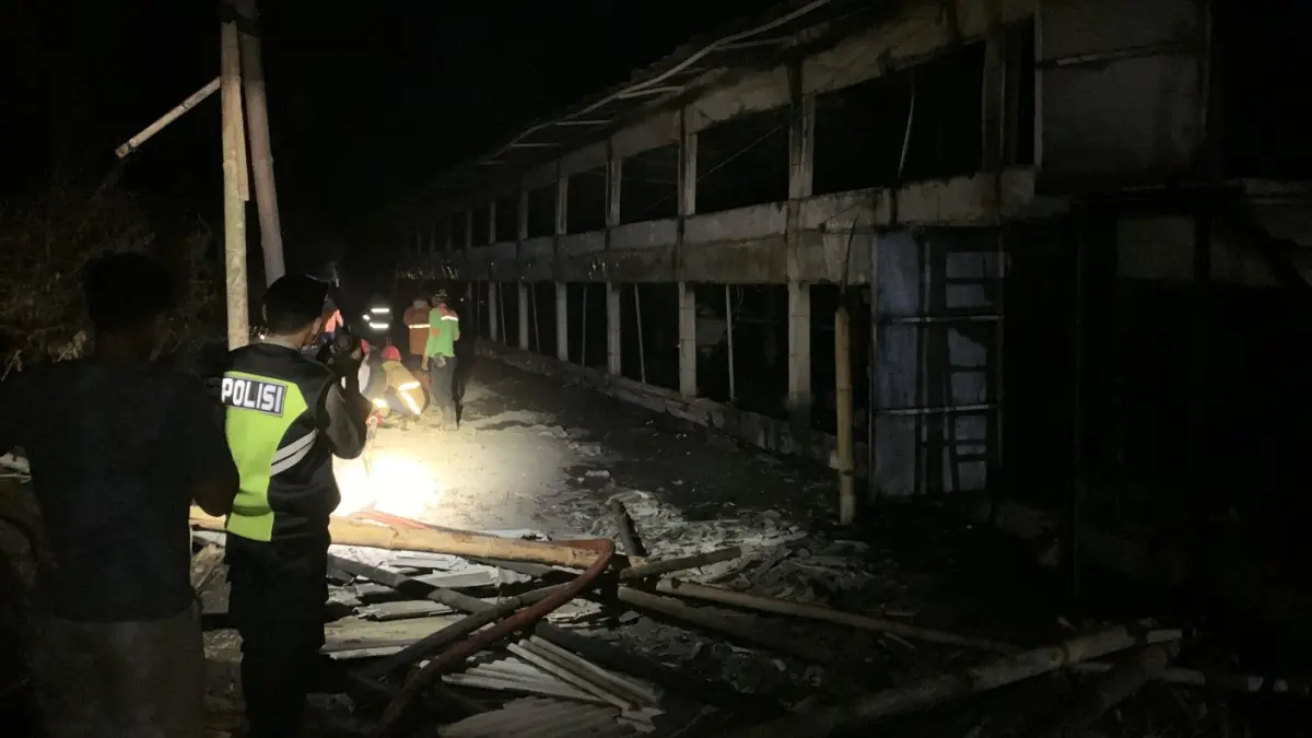 Kandang ayam hangus terbakar di Panjatan Selasa (9/6) malam. (ANOM BAGASKORO/RADAR JOGJA)