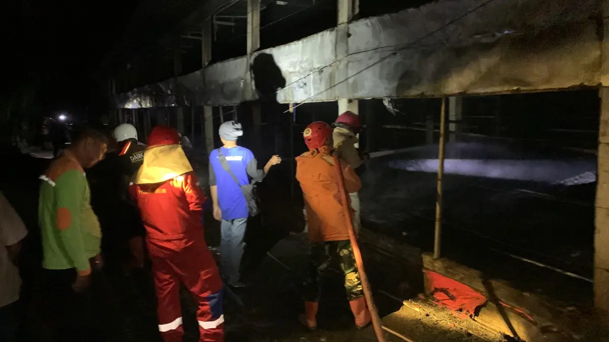 KERJA KERAS: Personel Damkarmat Kulon Progo berusaha memadamkan api Selasa (9/6). 