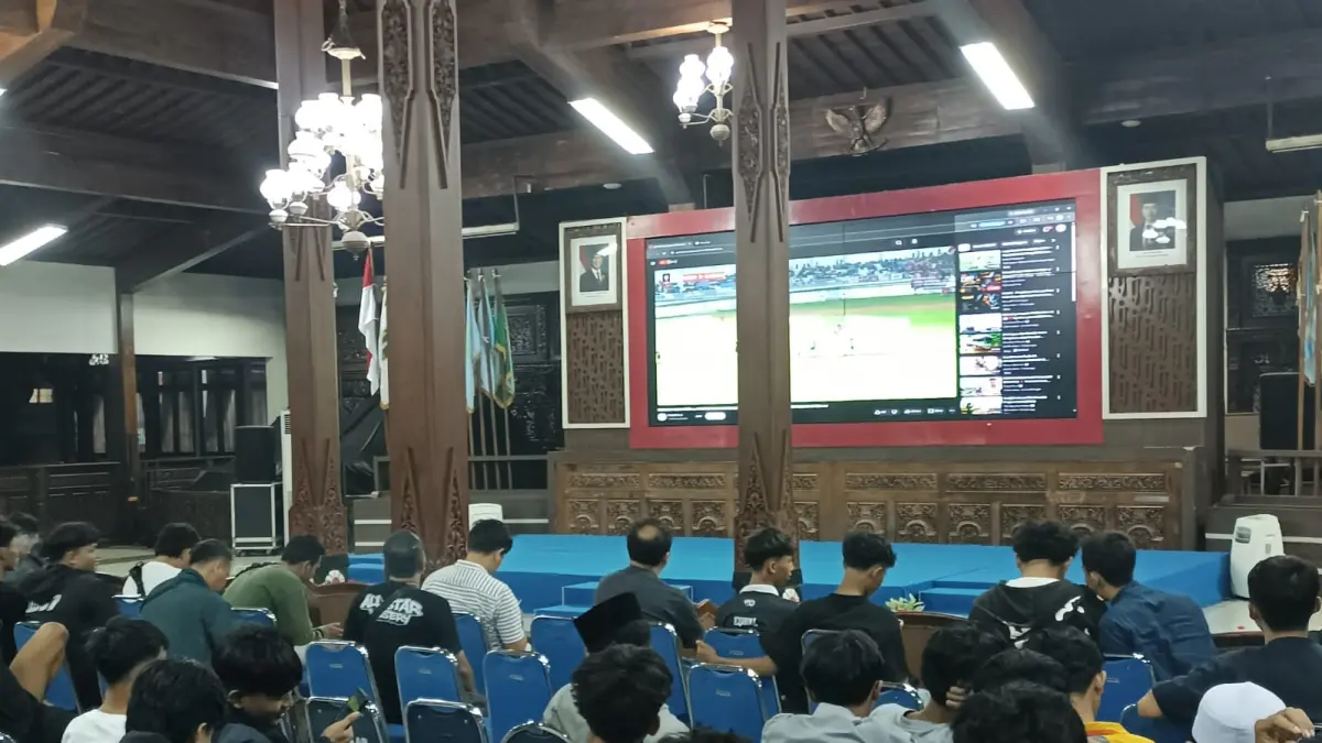 Masyarakat berkumpul di Pendopo Kabumian Kebumen untuk menyaksikan laga Persak Kebumen dalam mengarungi Liga 4 Piala Presiden. (M Hafied/Radar Jogja)