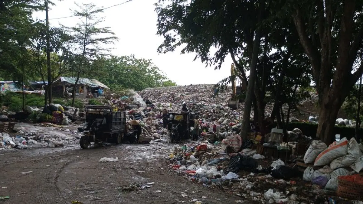 MENGGUNUNG: Kondisi tumpukan sampah di TPA Wukirsari yang dikelola oleh DLH Gunungkidul. (Yusuf Bastiar/Radar Jogja)