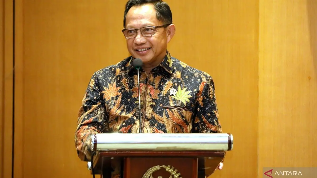 Menteri Dalam Negeri Tito Karnavian saat acara Penyerahan Piagam Penghargaan Rekor MURI di Ruang Rapat Abdul Muis Gedung Nusantara DPR RI, Jakarta, Selasa (5/11/2024). (ANTARA/HO-Puspen Kementerian Dalam Negeri)