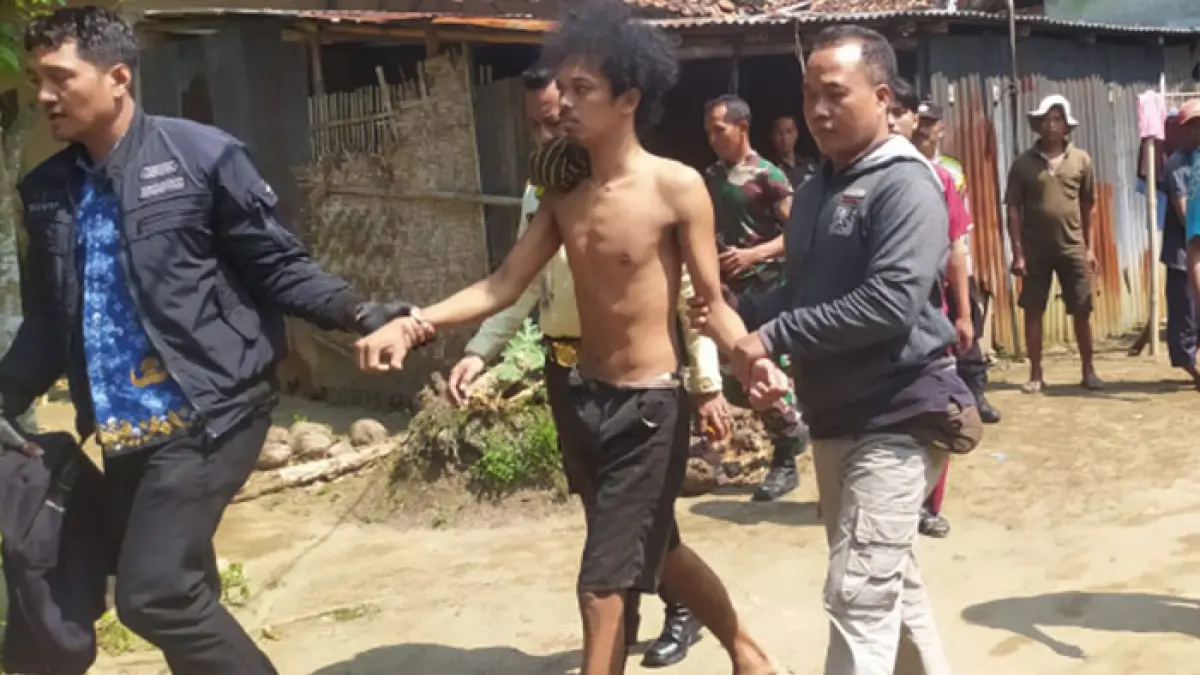 PANGGILAN HATI: Dwi Waluyo, 45, tak canggung saat proses evakuasi orang dengan gangguan jiwa (ODGJ). (Dok. Pribadi)