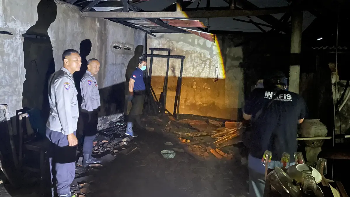 Petugas sedang memadamkan api di rumah warga Sumur, Palbapang, Bantul. (Dokumentasi Polres Bantul)