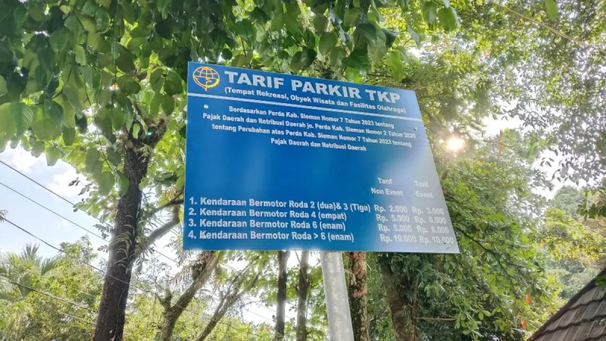 Plang baru terkait tarif parkir di Lapangan Denggung. (Delima&nbsp;Purnamasari/Radar Jogja)