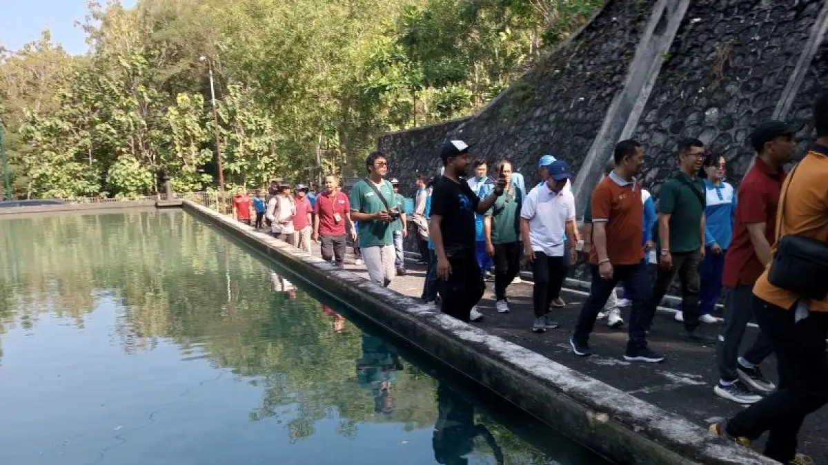 Plt Pengurusan PDAM Tirta Handayani Gunungkidul Supriyanto menemani Bupati Gunungkidul Endah Subekti Kuntariningsih sedang meninjau ketersediaan air di WTP PDAM Tirta Handayani Cabang Baron. (Yusuf Bastiar/Radar Jogja)