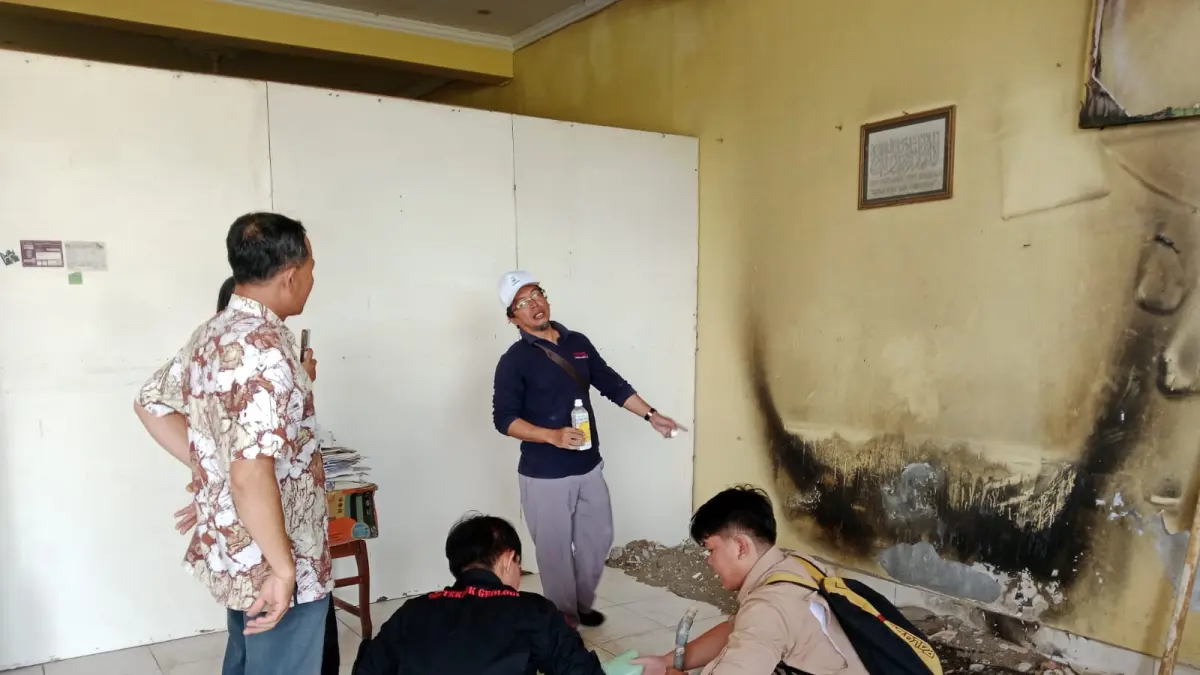 Proses penyiraman air kapur di rumah api Seyegan - Delima Purnamasari/Radar Jogja