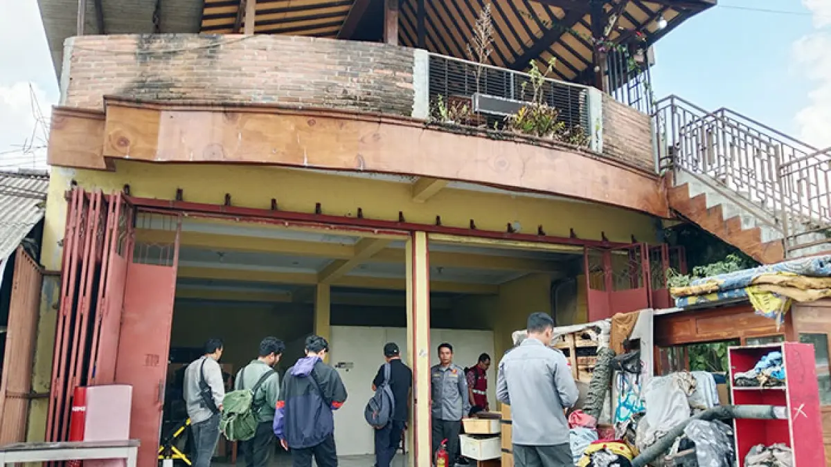 Rumah api Seyegan Sleman yang terus terbakar. (Delima Purnamasari/Radar Jogja)