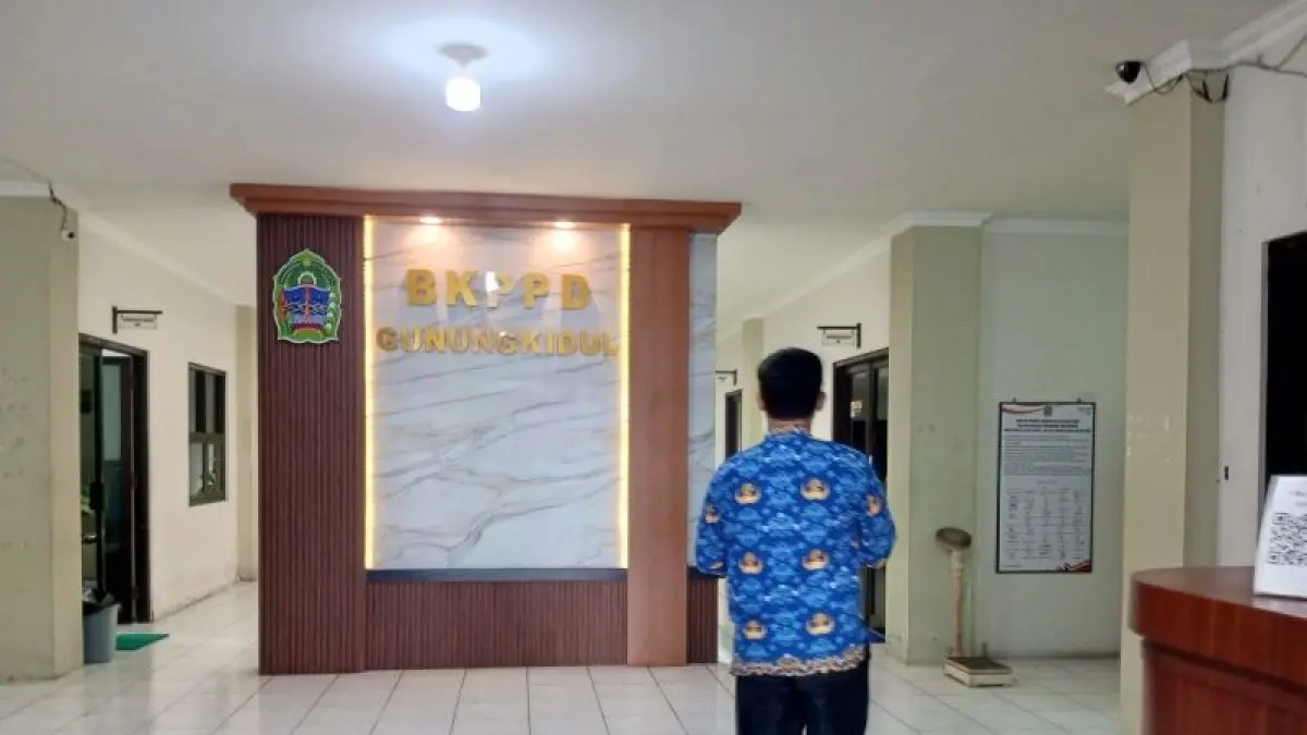 Salah seorang pegawai PPPK sedang berjalan di area kantor Badan Kepegawaian Pendidikan dan Pelatihan Daerah Gunungkidul. (Yusuf Bastiar/Radar Jogja)
