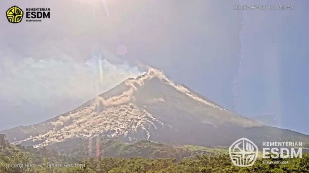 STATUS SIAGA: Luncuran awan panas Gunung Merapi Selasa (9/6). (Dokumentasi BPPTKG)