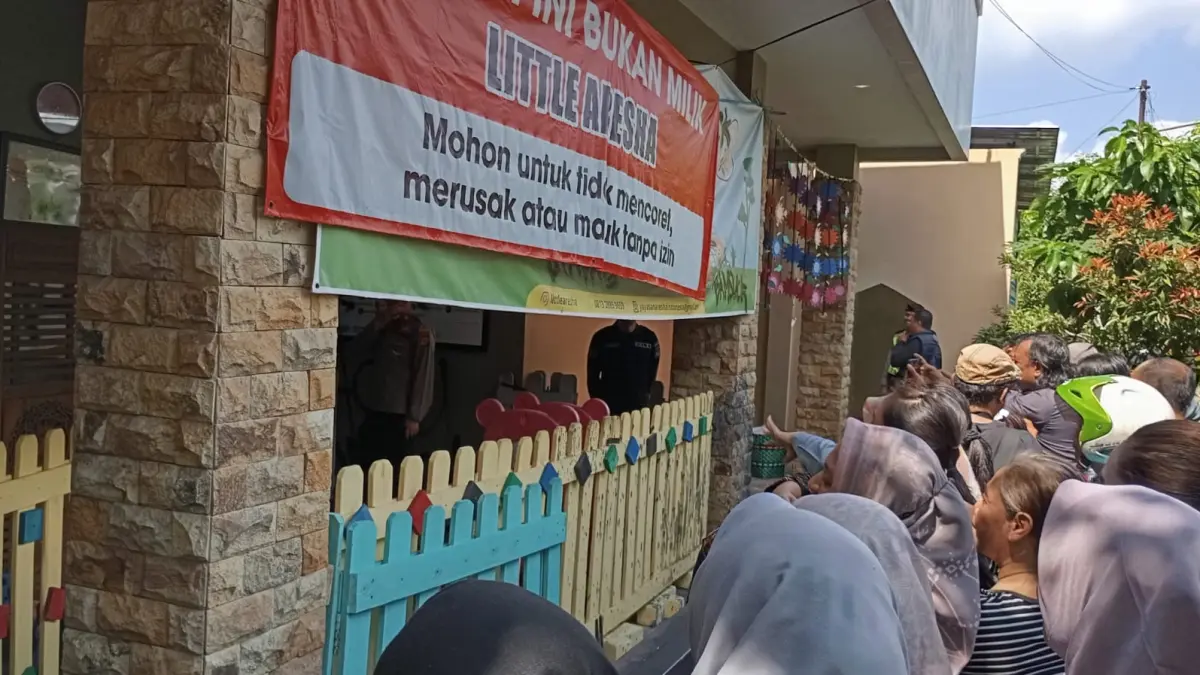 Suasana para orang tua yang hadir dalam rekonstruksi kasus kekerasan anak di daycare Little Aresha pada Selasa (9/6/2026). (FOTO: IWAN NURWANTO/Radar Jogja)