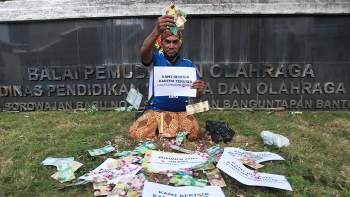 TEATRIKAL: Aktivis JCW Baharuddin Kamba melakukan aksi menyoroti status hukum renovasi Stadion Mandala Krida yang berdampak terhadap PSIM Jogja di depan Kantor BPO DIJ, kemarin (9/6). (Guntur Aga/Radar Jogja)