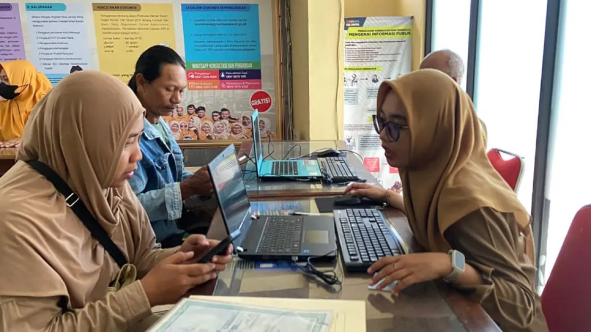 TETAP BERIKAN LAYANAN TERBAIK: Warga Kabupaten Bantul memanfaatkan layanan tatap muka di kantor Disdukcapil Kabupaten Bantul belum lama ini. Cintia Yuliani/Radar Jogja