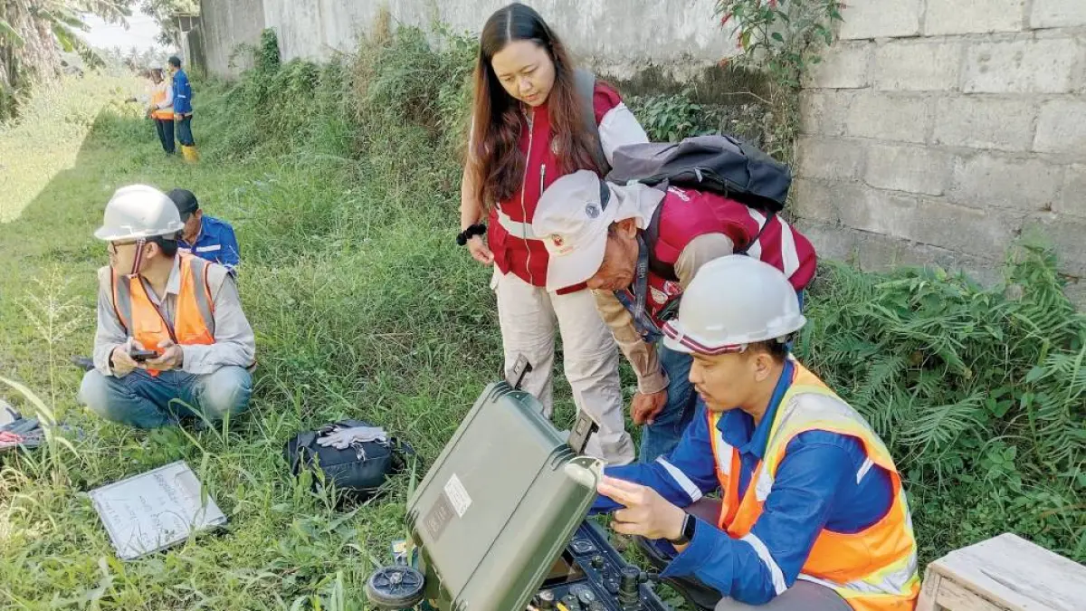 Tim UGM terjunkan alat geolistrik di area rumah api Seyegan. Delima Purnamasari/Radar Jogja
