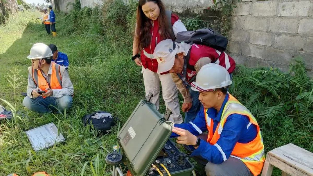 Tim UGM terjunkan alat geolistrik di area rumah api Seyegan Selasa (9/6). (Delima Purnamasari/Radar Jogja)