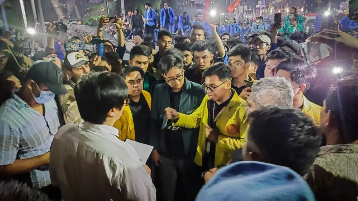 Tenaga Ahli Kantor Staf Kepresidenan (KSP) Johanes Joko menerima 13 tuntutan tertulis dari aliansi Badan Eksekutif Mahasiswa Seluruh Indonesia (BEM SI) di kawasan Patung Kuda atau Patung Arjuna Wiwaha, Jakarta Pusat, Jumat (20/10/2023). ANTARA/Erlangga Bregas Prakoso