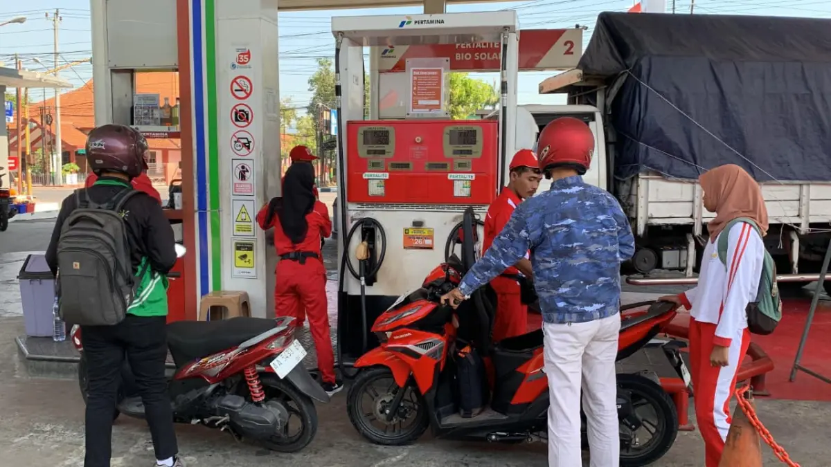 ANTRE: Masyarakat pengguna kendaraan roda dua menunggu pengisian pertalite di SPBU Wates. (ANOM BAGASKORO/RADAR JOGJA)