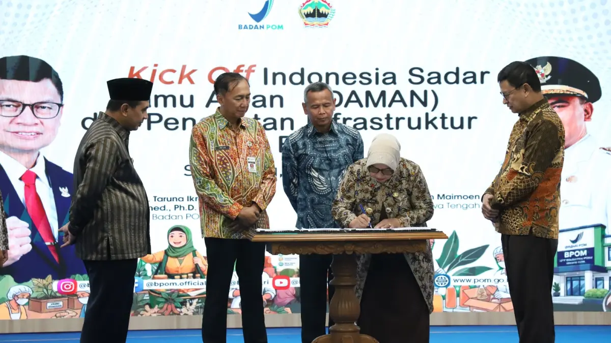 Bupati Purworejo Yuli Hastuti menandatangani nota kesepahaman pembentukan kantor layanan Badan Pengawas Obat dan Makanan (BPOM) di wilayah Purworejo. (Dokumentasi Prokopim Purworejo)