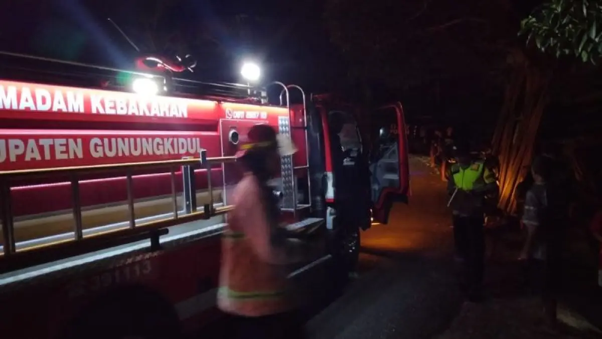 EVAKUASI: Petugas Damkarmat Gunungkidul berhasil memadamkan api yang melahap satu unit kandang sapi di Kapanewon Panggang pekan lalu. (Dokumentasi Damkarmat Gunungkidul)
