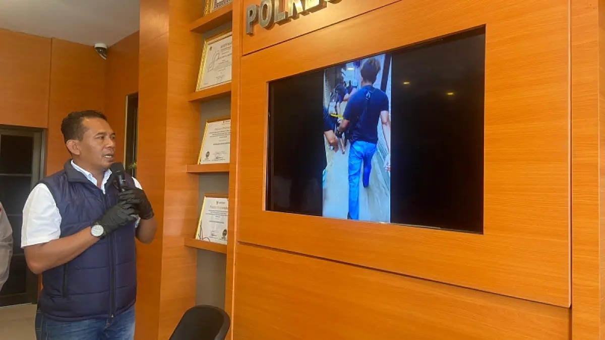 Kanit Reskrim Polsek Kretek Ipda Kismanto sedang menunjukan rekaman video RW sedang ditangkap di rumahnya. Cintia&nbsp;Yuliani/Radar Jogja