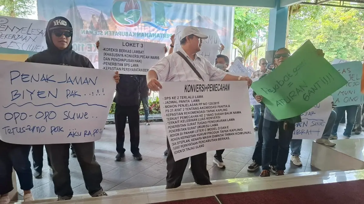KELUHKAN PELAYANAN: Aksi demonstrasi atas pelayanan BPN Sleman terkait lambannya layanan publik di sana. Delima Purnamasari/Radar Jogja


&nbsp;