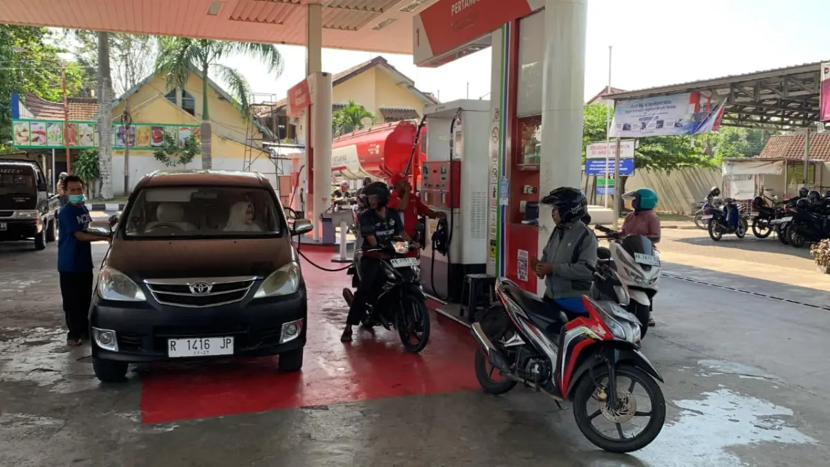 LENGGANG: Rina tanpa antri membeli BBM berjenis pertamax saat membayar ia sempat tak percaya kenaikan harga. (ANOM BAGASKORO/RADAR JOGJA)