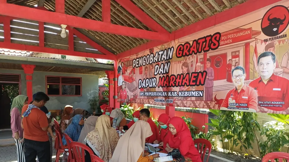 Masyarakat di Kecamatan Puring antusias mengikuti bakti sosial berupa makan siang dan pengobatan gratis yang digelar PDI Perjuangan Kebumen. (M Hafied/Radar Jogja)